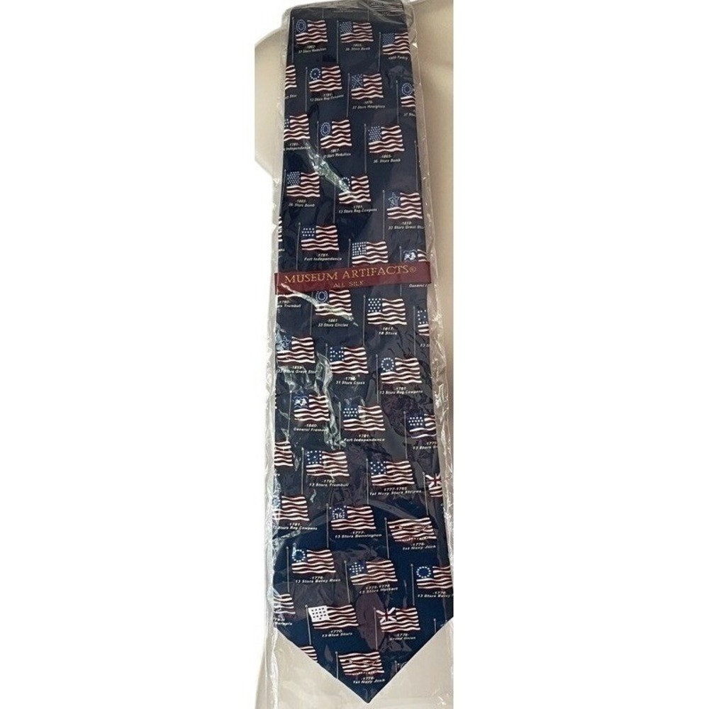 Museum Artifacts Silk Tie Historic American Flags Patriotic NIP - Picture 2 of 6